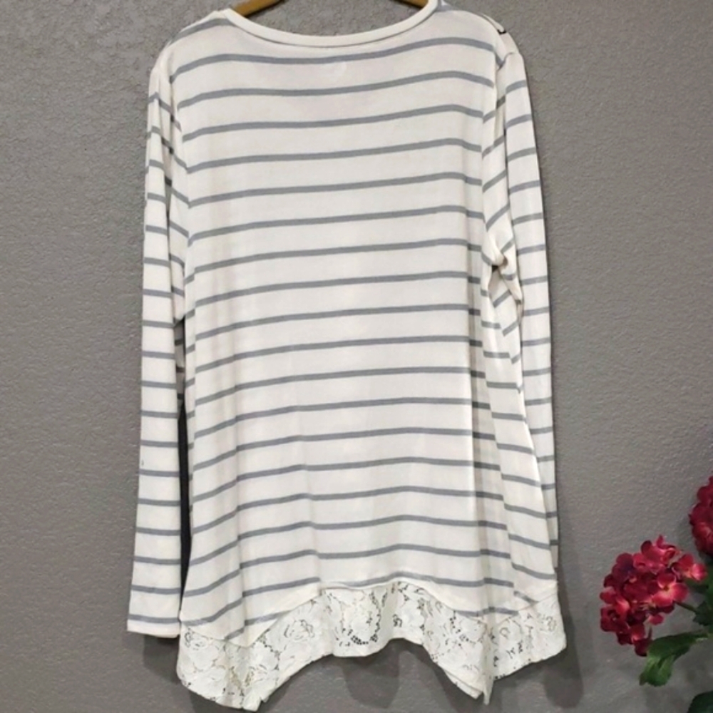 Women's Vneck sweater graphic knit top sz Large - Picture 2 of 8